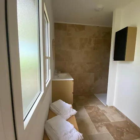 Le De Serrieres Tatil Evi
